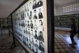 Portréty všech vězňů, které Rudí Khmerové ve věznici Tuol Sleng mučili, jsou to první, co návštěvník muzea genocidy v centru hlavního města Kambodže spatří.