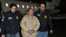 Joaquín Guzmán alias El Chapo (Prcek) na snímku z roku 2017 poté, co jej mexické úřady vydaly do USA.