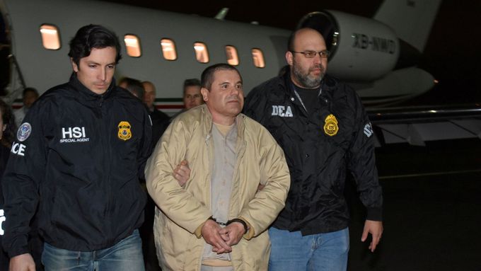 Joaquín Guzmán alias El Chapo (Prcek) na snímku z roku 2017 poté, co jej mexické úřady vydaly do USA.