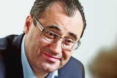 Motorista Šťastný kvůli střetu zájmů upravil vedení svých firem