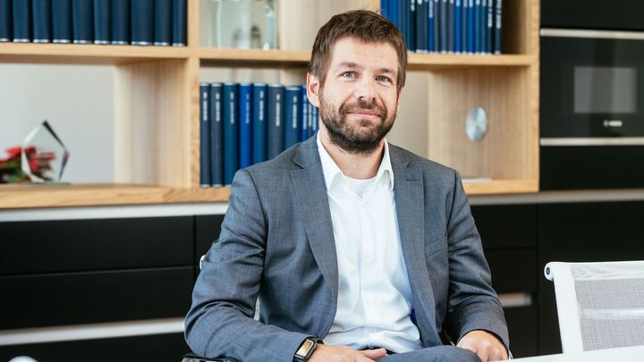 Kárný senát zamítl Pelikánovu stížnost na předražený návrh na oddlužení