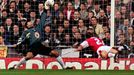 Pavel Srníček (Newcastle) - Lee Dixon (Arsenal), 1996