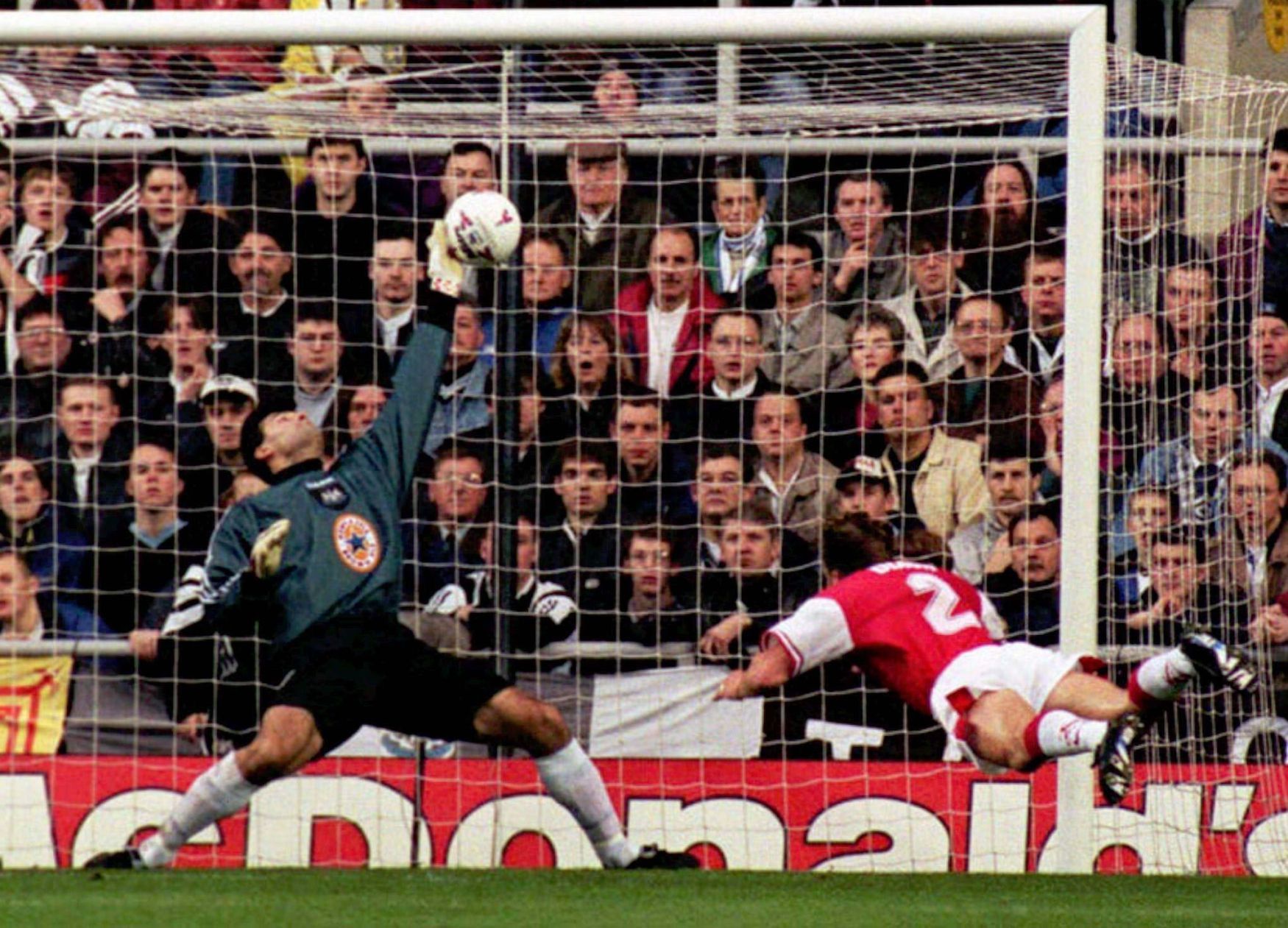 Pavel Srníček (Newcastle) - Lee Dixon (Arsenal), 1996