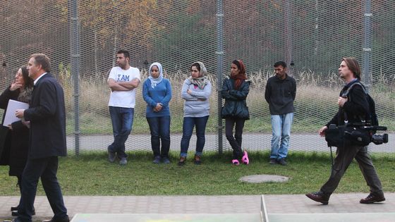 Prohlídka kritizovaného detenčního tábora v Bělé. Šlo o potěmkiádu? Ministr to odmítá