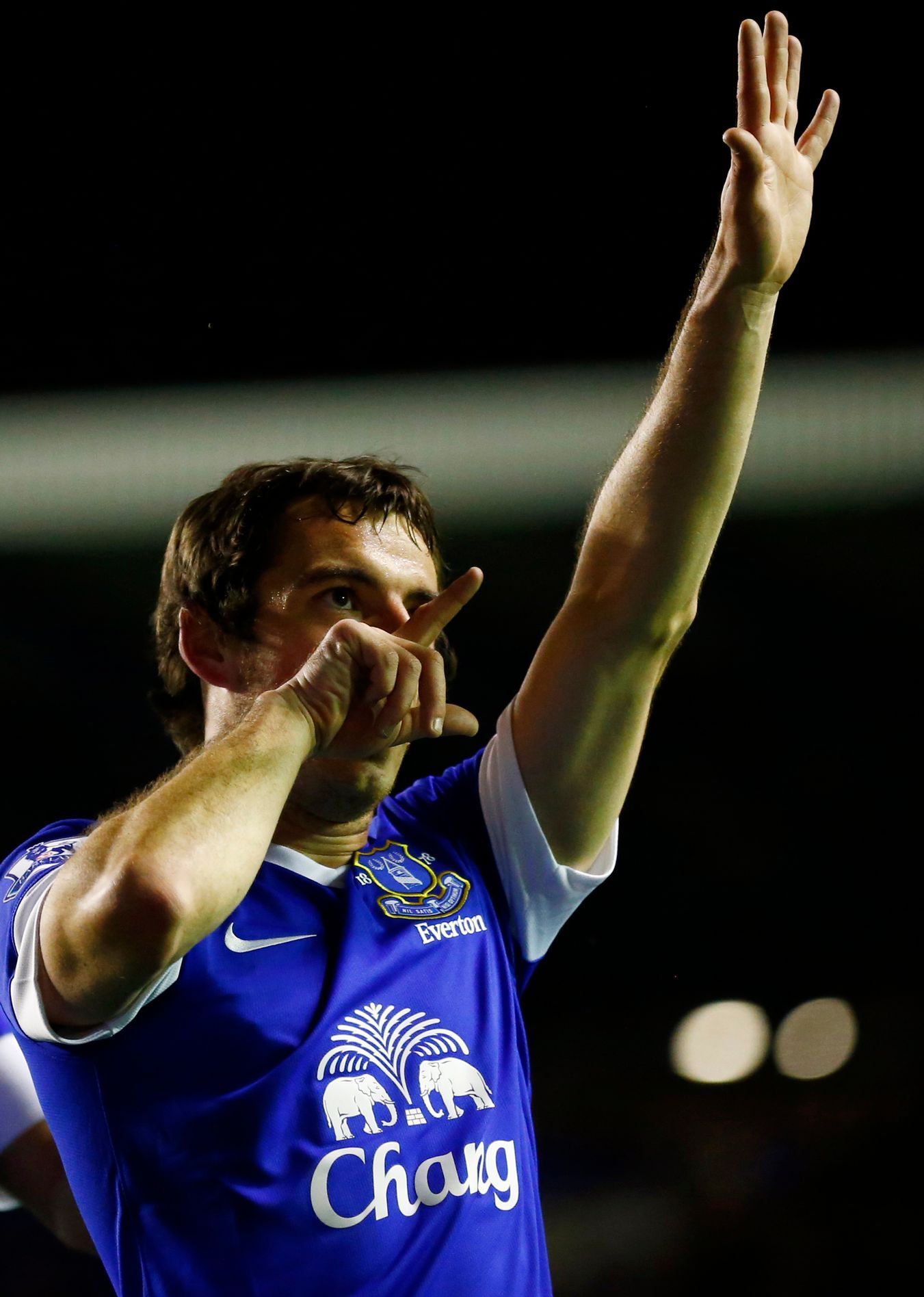 Leighton Baines slaví gól v zápase Everton - Newcastle
