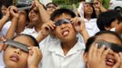 Filipino students use negative film strips to watch Venus passing between the Sun and the Earth in Silang, Cavite south of Manila June 6, 2012. Venus made a slow transit across the face of the sun on Tuesday, the last such passing that will be visible from Earth for 105 years. REUTERS/Erik De Castro (PHILIPPINES - Tags: SCIENCE TECHNOLOGY SOCIETY) Published: Čer. 6, 2012, 6:03 dop.