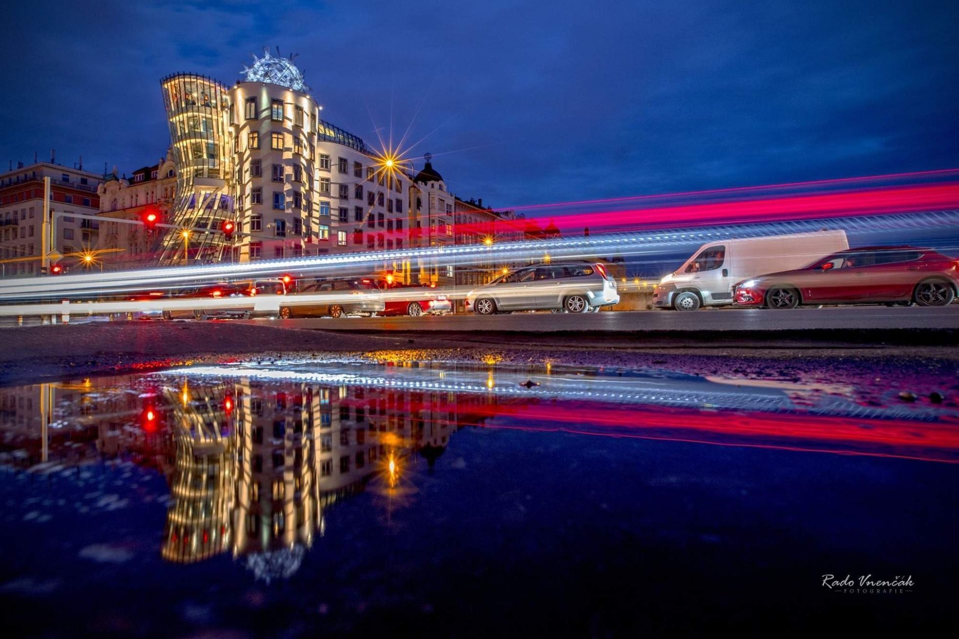 Radoslav Vnenčák: Praha v zrcadle