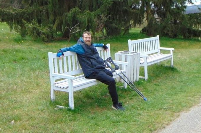 Vladimír Wűrtherle daruje peníze, které si šetřil na protézu, do místa postiženého tornádem