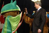 High five. Kanadský premiér Stephen Harper s olympijským maskotem Sumim. Vancouver začal odpočítávat rok do zahájení OH.