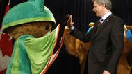 High five. Kanadský premiér Stephen Harper s olympijským maskotem Sumim. Vancouver začal odpočítávat rok do zahájení OH.