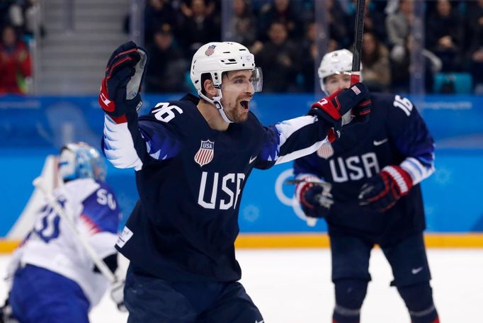 Američan Mark Arcobello  slaví gól na 0:1 v zápase Slovensko - USA na ZOH 2018