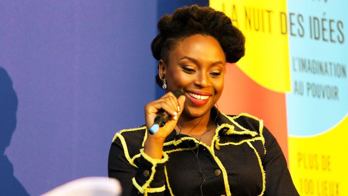 Chimamanda Ngozi Adichieová byla ve Francii hostem festivalu La Nuit des Idées.