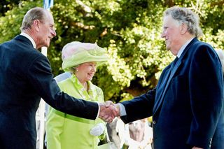 Sir Edmund Hillary (vpravo) při setkání s vévodou z Edinburghu princem Philipem a britskou královnou Alžbětou II. v Aucklandu v Novém Zélandu v roce 2002.