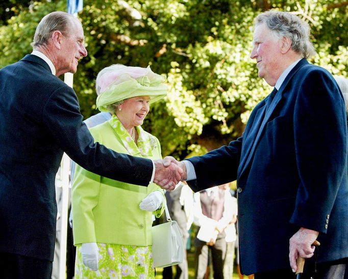 Sir Edmund Hillary (vpravo) při setkání s vévodou z Edinburghu princem Philipem a britskou královnou Alžbětou II. v Aucklandu v Novém Zélandu v roce 2002.