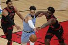 NBA 2020/21, Chicago - Memphis: Dillon Brooks uniká bránícím domácím hráčům