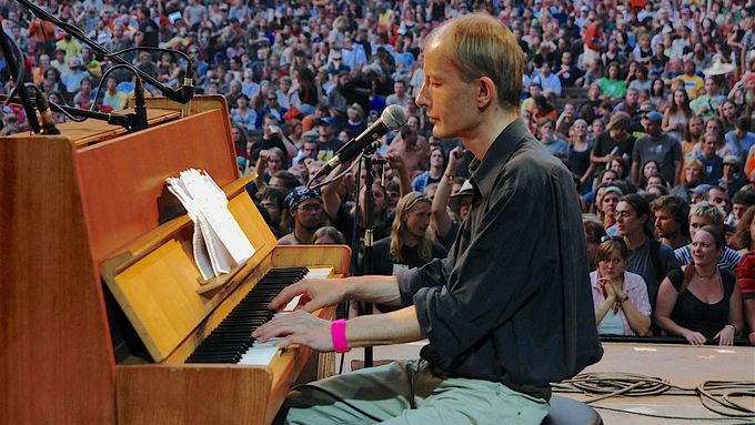 Klavírista a zpěvák Psích vojáků Filip Topol zemřel v červnu 2013 ve věku 48 let.