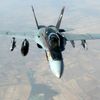 Nálety jsou podle Kurdů neúčinné. Na snímku americké bombardéry F-18 nad Sýrií.