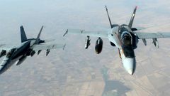 Nálety jsou podle Kurdů neúčinné. Na snímku americké bombardéry F-18 nad Sýrií.