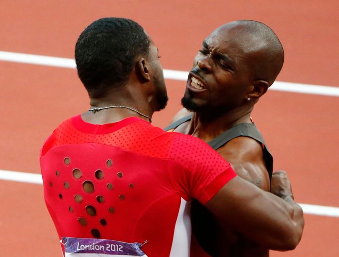 Americký sprinter Justin Gatlin slaví kvalifikaci do finále s Holanďanem Churandym Martinou během semifinále na 100 metrů na OH 2012 v Londýně.