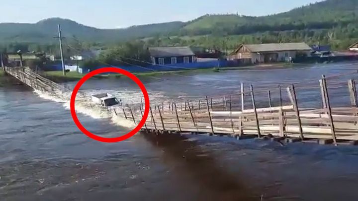 Vratká lávka se třásla nad rozbouřenou řekou. Řidič na ni vjel dodávkou; Zdroj foto: Twitter/ Алексей Кириленко