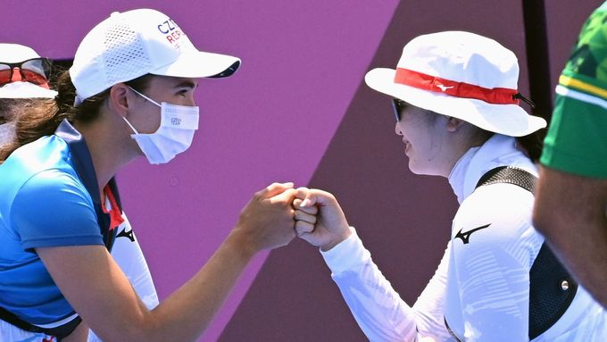Česká lukostřelkyně Marie Horáčková a Miki Nakamuraová z Japonska na OH 2020