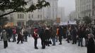 Na Jiráskově náměstí zvaném Kuří rynek v centru Ostravy se po třetí hodině odpoledne sešlo asi 300 protestujících. Organizátoři malého shromáždění měli k dispozici pouze málovýkkonný megafon, takže už dvacet metrů od řečníka nebylo srozumitelné, co lidem říká. Část přítomných se na Kuří rynek přesunula ze sousedního Masarykova náměstí, kde popíjeli medovinu na vánočních trzích.