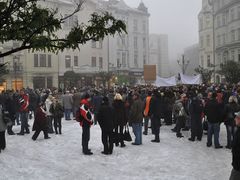 Když se ve středu 8. prosince sešly v Ostravě k protivládnímu protestu asi tři stovky státních zaměstnanců, topilo se město v husté cloně smogu. Organizátoři demonstrace za čistý vzduch doufají, že jejich shromáždění bude mnohonásobně větší