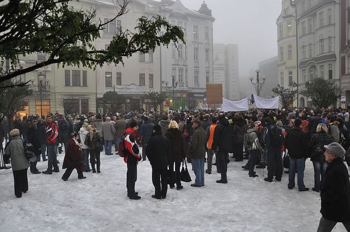 Na Jiráskově náměstí zvaném Kuří rynek v centru Ostravy se po třetí hodině odpoledne sešlo asi 300 protestujících. Organizátoři malého shromáždění měli k dispozici pouze málovýkkonný megafon, takže už dvacet metrů od řečníka nebylo srozumitelné, co lidem říká. Část přítomných se na Kuří rynek přesunula ze sousedního Masarykova náměstí, kde popíjeli medovinu na vánočních trzích.