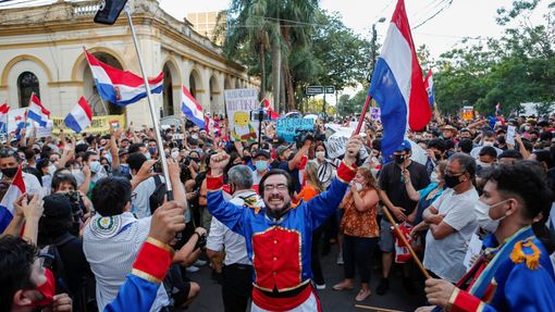 Páteční protesty v Paraguayi přerostly v potyčky s policií, ve stejný den rezignoval po tvrdé kritice zákonodárců ministr zdravotnictví.