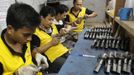 Former illegal gunsmiths check newly assembled pistols at Shooters Arms, a gun manufacturing company exporting different kinds of weapons to other countries, in Cebu city in central Philippines July 6, 2012. In the Philippines, they vote with their trigger fingers. Elections mean big business for illegal gunsmiths, who are looking forward to 2013 mid-term polls. With election-related violence commonplace, the Philippines imposes a ban on the carrying of guns for six months, from campaigning to the proclamation of winners. Picture taken July 6, 2012. To match Feature PHILIPPINES-GUNS/ REUTERS/Erik De Castro (PHILIPPINES - Tags: SOCIETY POLITICS BUSINESS CRIME LAW) Published: Čec. 29, 2012, 1:43 dop.