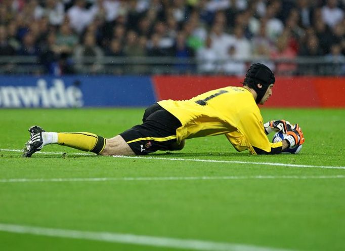 Petr Čech uklidňuje situaci před bránou Čechů a zalehává nastřelený míč.