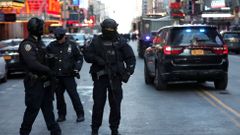 Policejní těžkooděnci na Manhattanu, prosinec 2017
