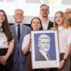 Prezident Petr Pavel odhalil svou oficiální známku a prezidentský portrét na Smíchovské střední průmyslové škole a gymnáziu