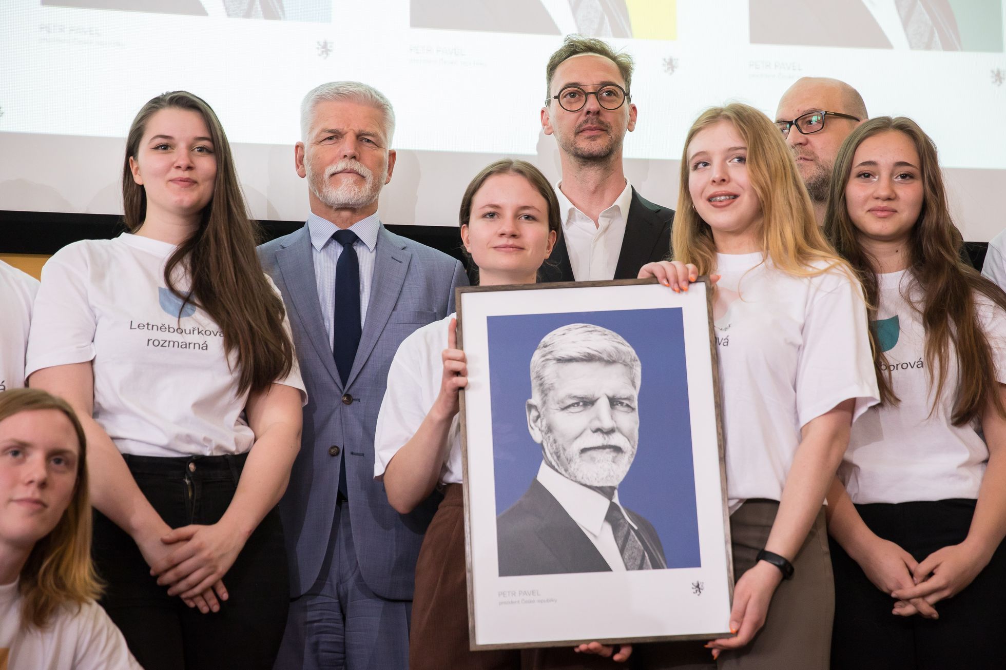 Prezident Petr Pavel odhalil svou oficiální známku a prezidentský portrét na Smíchovské střední průmyslové škole a gymnáziu