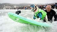 Faith, pitbulí surfařka, dostává pomoc od svého trenéra Jamesa Walla. Faith letos slaví svůj poslední start ve věku 14 let. Je tak živým důkazem, že psi si mohou tento sport vychutnávat i v pokročilém věku.