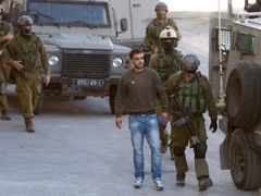 Zatýkání Palestinců při pátrání po nezvěstných Izraelcích.