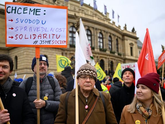 Vladimír Špidla na nedávné odborářské demonstraci v Praze ve své typické zmijovce, na kterou je hrdý. 