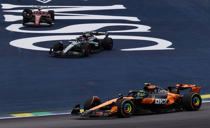 Lando Norris, McLaren, Andrea Kimi Antonelli, Mercedes a Charles Leclerc, Ferrari ve VC Brazílie F1 2025