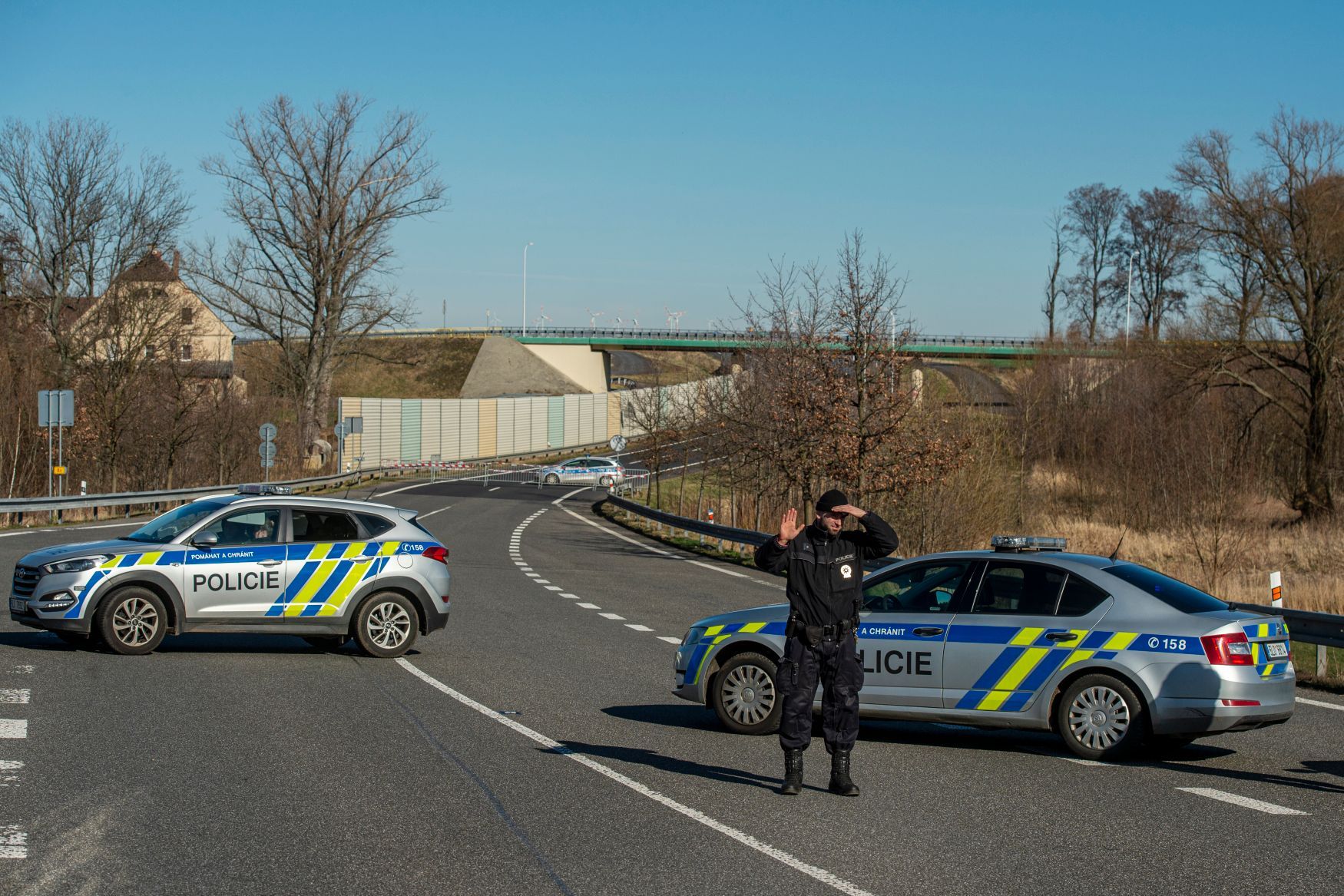 uzavřený hraniční přechod Hrádek nad Nisou-Porajów, uzavřená hranice, policie, zátaras, zátarasy