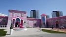 A general view shows a "Barbie Dreamhouse" of Mattel's Barbie dolls in Berlin, May 15, 2013. The life-sized house, covering about 1,400 square metres offers visitors to try on Barbie's clothes in her walk-in closet, tour her living room and her kitchen. REUTERS/Fabrizio Bensch (GERMANY - Tags: ENTERTAINMENT SOCIETY) Published: Kvě. 15, 2013, 2:28 odp.