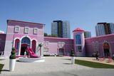 Barbie Dreamhouse patří správně do Malibu, paneláky v pozadí ale dojem poněkud ruší.