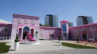 Barbie Dreamhouse patří správně do Malibu, paneláky v pozadí ale dojem poněkud ruší.