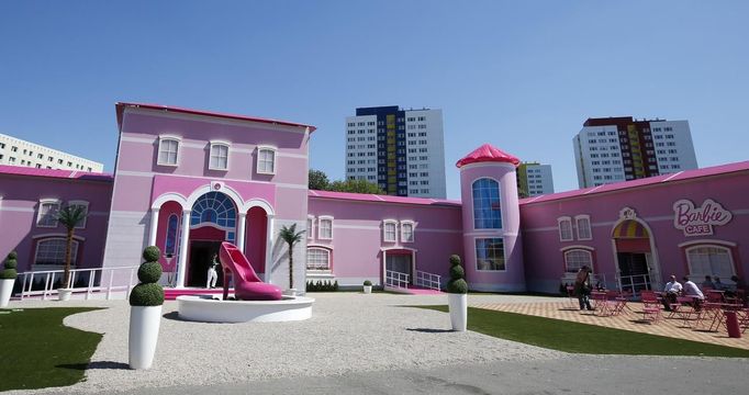 A general view shows a "Barbie Dreamhouse" of Mattel's Barbie dolls in Berlin, May 15, 2013. The life-sized house, covering about 1,400 square metres offers visitors to try on Barbie's clothes in her walk-in closet, tour her living room and her kitchen. REUTERS/Fabrizio Bensch (GERMANY - Tags: ENTERTAINMENT SOCIETY) Published: Kvě. 15, 2013, 2:28 odp.