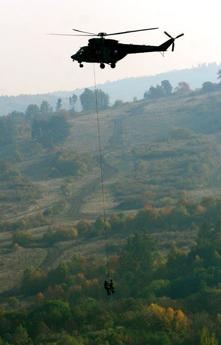 Transport raněného v závěsu pod vrtulníkem W3A Sokol