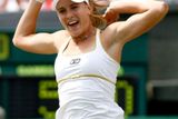 Nicole Vaidišová se raduje poté, co v osmifinále wimbledonského turnaje porazila Mauresmovou.