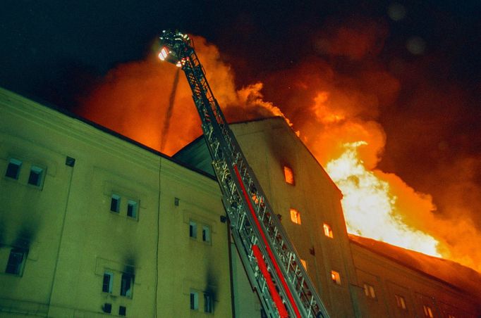 Požár Vinohradského pivovaru v Praze, ke kterému došlo  28. srpna roku 2000. Archivní snímek z historie Hasičského záchranného sboru v Praze.