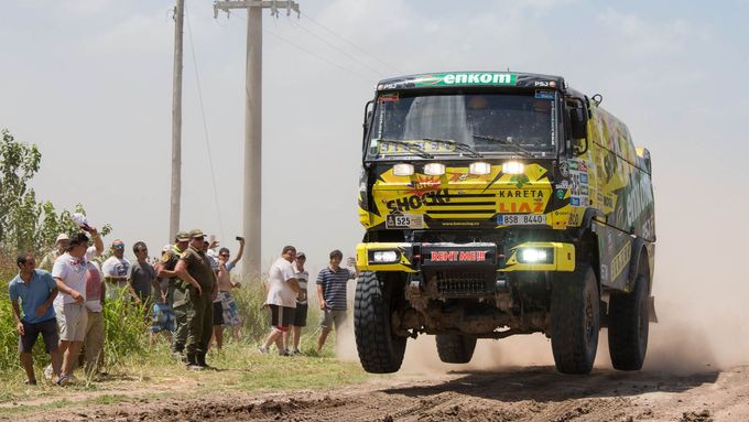 Rallye Dakar odstartoval včera první ostrou etapu. Podívejte se, jak si vedli čeští jezdci i největší favorité a jaká v Argentině panuje atmosféra.