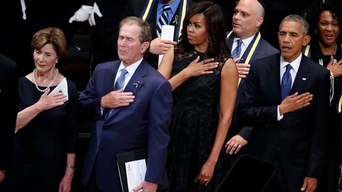 Bývalá první dáma Laura Bushová, bývalý prezident George Bush, první dáma Michelle Obamová a prezident Barack Obama uctili památku zastřelených policistů v Dallasu.