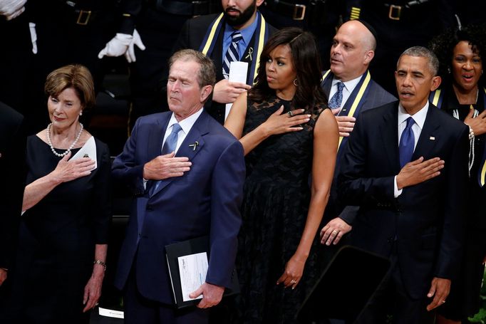 Bývalá první dáma Laura Bushová, bývalý prezident George Bush, první dáma Michelle Obamová a prezident Barack Obama uctili památku zastřelených policistů v Dallasu.