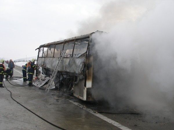 Požár autobusu na D11